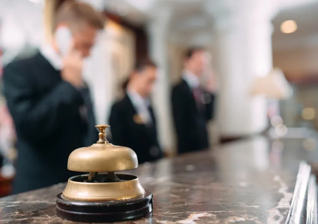 phonesuite-feat-whatarehotelphonesystems-1024x721 (1).webp